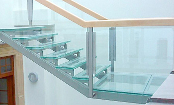Стеклянные ступени и стеклянная площадка на лестнице в Москве. Готовые проекты ПерилаГлавСнаб