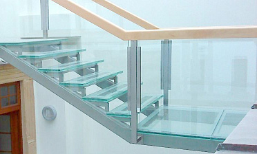 Стеклянные ступени и стеклянная площадка на лестнице купить в Москве
