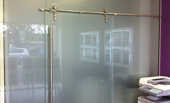 Перегородки из стекла непрозрачные, для офиса в Москве. Готовые проекты ПерилаГлавСнаб