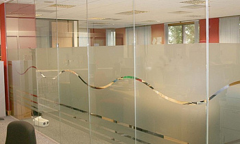 Стеклянные перегородки в офис, частично матированные в Москве. Готовые проекты ПерилаГлавСнаб