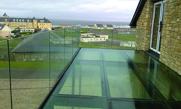 Стеклянные полы на балконе купить в Москве