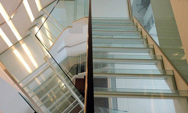 Стеклянные ступени и площадки для колодезной лестницы купить в Москве