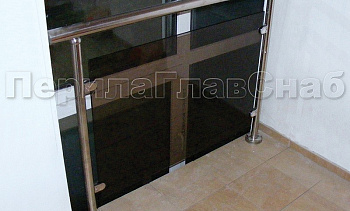 Ограждения со стеклом с крепление в пол окна на лестничной площадке в Москве. Готовые проекты ПерилаГлавСнаб