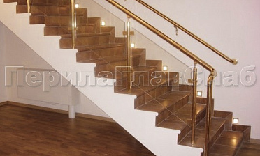 Ограждение лестницы с прозрачным стеклом, стойками и поручнем из латуни купить в Москве