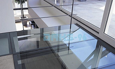 Стеклянный потолок на межэтажной площадке купить в Москве
