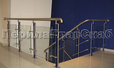 Ограждение со стойками с акриловыми вставками на спайдерных стеклодержателях купить в Москве