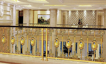 Латунные перила под золото в Москве. Готовые проекты ПерилаГлавСнаб