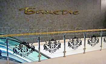 Ограждение лестницы на квадратных стойках с латунным поручнем в Москве. Готовые проекты ПерилаГлавСнаб