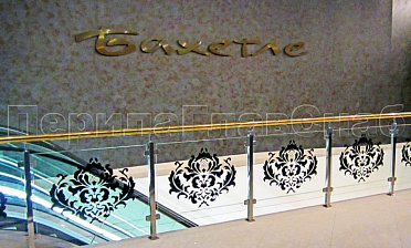 Ограждение лестницы на квадратных стойках с латунным поручнем купить в Москве