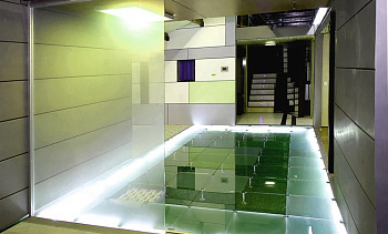 Подсветка стеклянного пола в гостинице в Москве. Готовые проекты ПерилаГлавСнаб