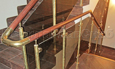 Ограждение лестницы со стеклом, тонированным в массе, стойки и завязки поручня из латуни купить в Москве