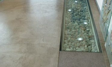 Стеклянный пол в квартиру с декоративной композицией купить в Москве