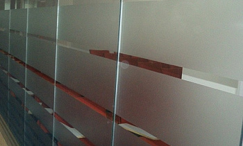 Стеклянные перегородки в офисе с закаткой пленки в Москве. Готовые проекты ПерилаГлавСнаб