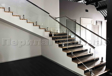 Стеклянные перила для колодезных лестниц купить в Москве
