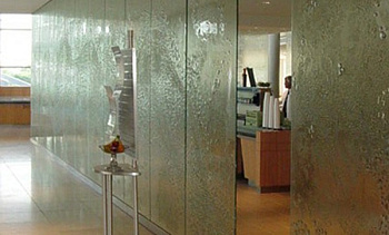 Стеклянные перегородки с декоративным рельефом в офисе в Москве. Готовые проекты ПерилаГлавСнаб