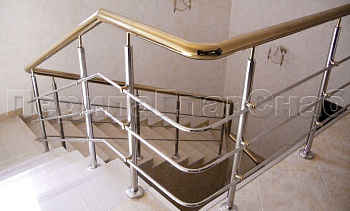 Лестничное ограждение с тремя ригелями и поручнем из латуни в Москве. Готовые проекты ПерилаГлавСнаб