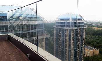 Цельностеклянные ограждения для крыш в Москве. Готовые проекты ПерилаГлавСнаб