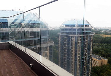 Цельностеклянные ограждения для крыш купить в Москве