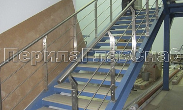 Ограждение с нестандартными нержавеющими стойками и ригельным заполнением купить в Москве