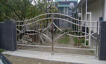 Нержавеющие двустворчатые калитки с вертикальным заполнением купить в Москве