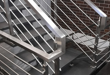 Перила для лестниц купить в Москве