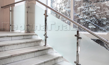 Ограждениие из нержавейки со стеклом для окон в Москве. Готовые проекты ПерилаГлавСнаб