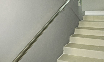 Пристенный поручень из нержавеющей стали в Москве. Готовые проекты ПерилаГлавСнаб