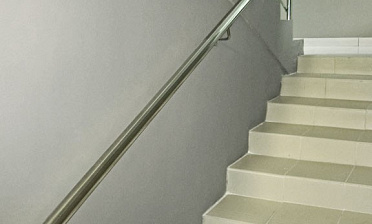 Пристенный поручень из нержавеющей стали купить в Москве