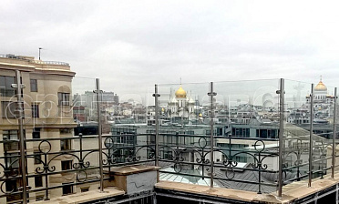 Ветрозащитное ограждение на стойках из нержавейки купить в Москве