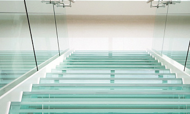 Стеклянные ступени на косоурной лестнице в доме купить в Москве