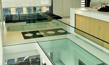 Стеклянные полы на кухне купить в Москве