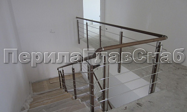 Ограждение с деревянным поручнем и стойками с деревянными вставками, с ригелями купить в Москве