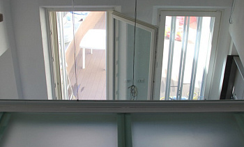 Стеклянное перекрытие из матового стекла на внутреннем балконе в Москве. Готовые проекты ПерилаГлавСнаб