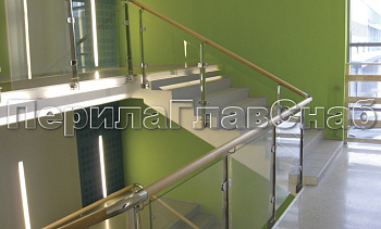 Ограждение с деревянным поручнем, стеклом и стойками в Москве. Готовые проекты ПерилаГлавСнаб