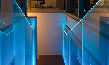 Ограждения лестниц на несущем стекле с подсветкой купить в Москве