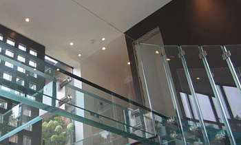 Стеклянные полы на площадке маршевой лестницы в Москве. Готовые проекты ПерилаГлавСнаб