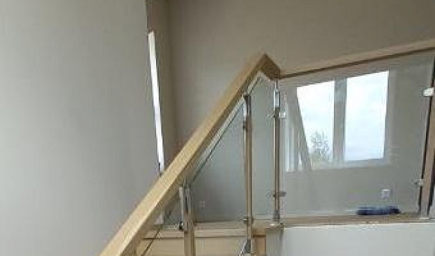 Стойки, стекло и пристенный поручень в Москве. Готовые проекты ПерилаГлавСнаб