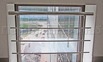 Межэтажное ограждение из нержавеющей стали с торцевым креплением для окон в Москве. Готовые проекты ПерилаГлавСнаб