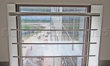 Межэтажное ограждение из нержавеющей стали с торцевым креплением для окон купить в Москве