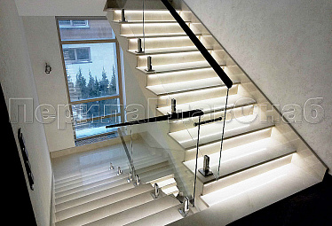 Стеклянные перила для маршевых лестниц купить в Москве