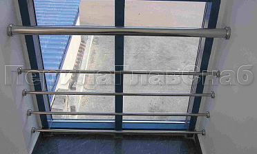 Ограждение на окнах из нержавещей трубы с ригелями купить в Москве