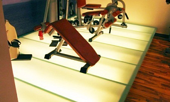 Люминесцентная подсветка стеклянного блочного пола в Москве. Готовые проекты ПерилаГлавСнаб