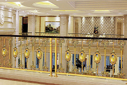 Латунные перила под золото в Москве. Готовые проекты ПерилаГлавСнаб - фото 1