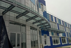 Стеклянные козырьки на спайдерах в Москве. Готовые проекты ПерилаГлавСнаб - фото 1