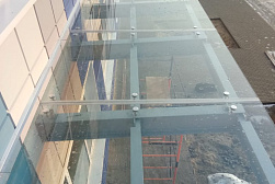 Стеклянные козырьки на спайдерах в Москве. Готовые проекты ПерилаГлавСнаб - фото 9