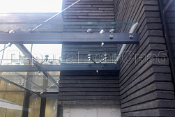 Стеклянные козырьки на спайдерах в Москве. Готовые проекты ПерилаГлавСнаб - фото 5